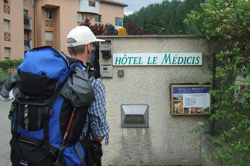 2011-05- (604).JPG - Einigermaßen trockenen Fußes am Ziel des Tages: Bei den Médicis in Roussillon gegen 15 Uhr. Leider ist die adelige Catherine nicht zu Hause und die Reception erst um 17 Uhr geöffnet - so machen wir uns auf den Weg zu einer kleinen "Stadt"-Besichtigung